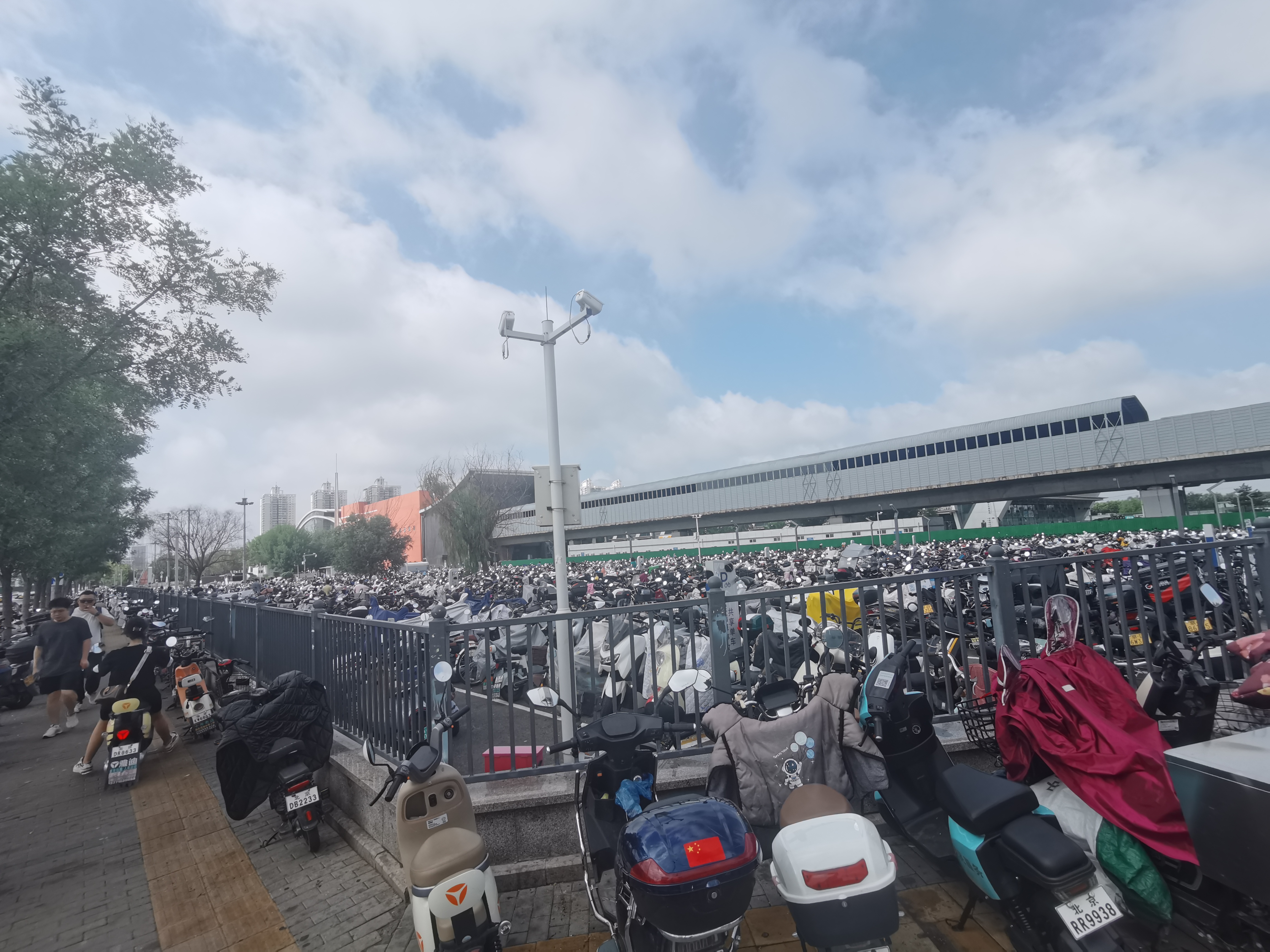 看地铁天通苑北停车场里密密麻麻的电动车,你就能想象出早晚高峰时有