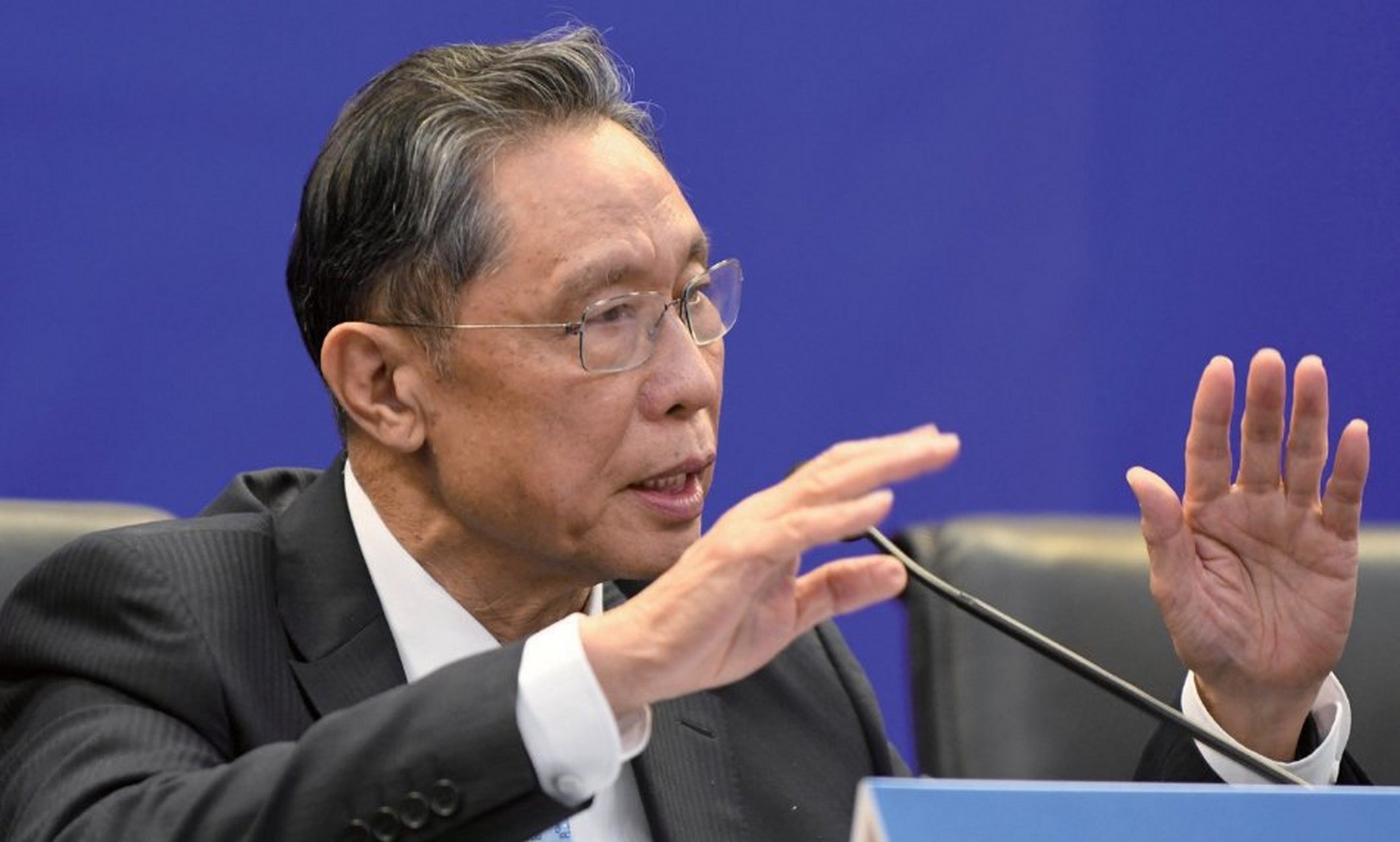 疫情三年,张伯礼,钟南山,张文宏,李兰娟基本共同承担了"可能""也许""