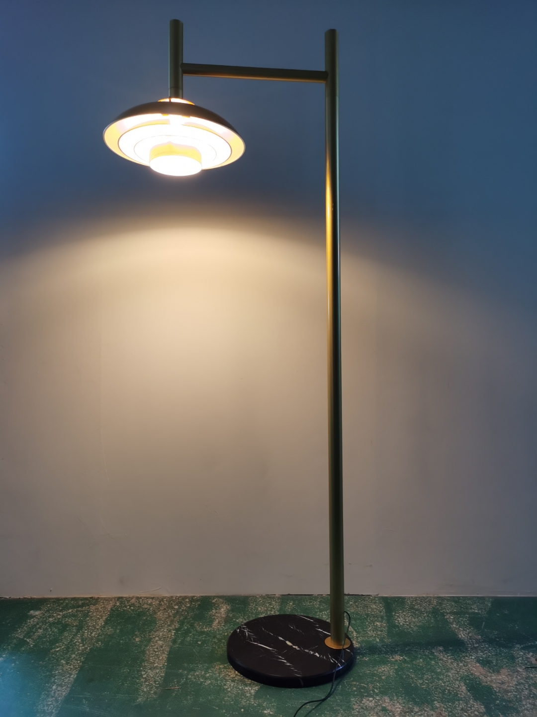 这款金色与黑色交织的落地灯,简约中透露着别样的现代感.