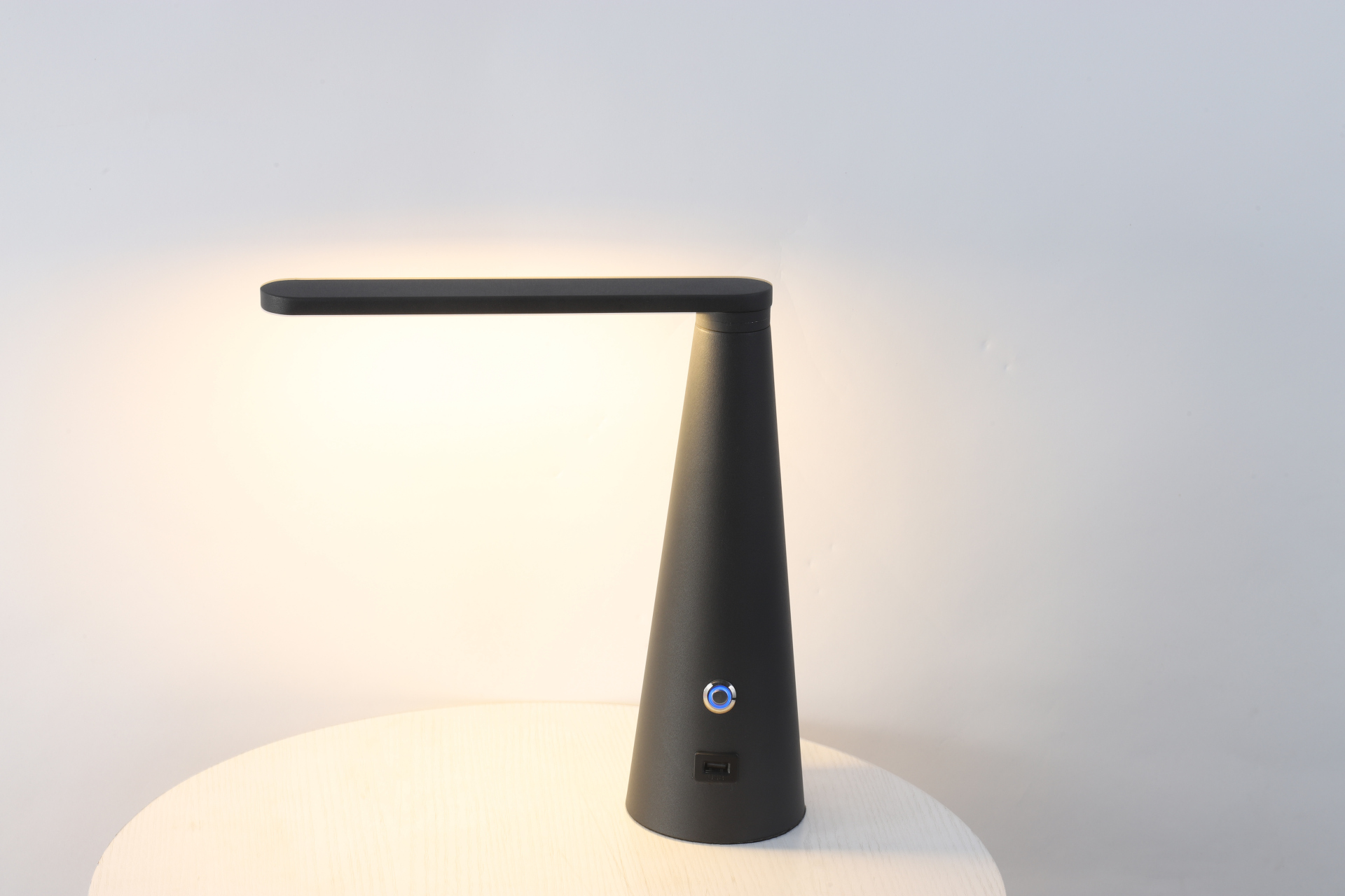 简约,实用的台灯