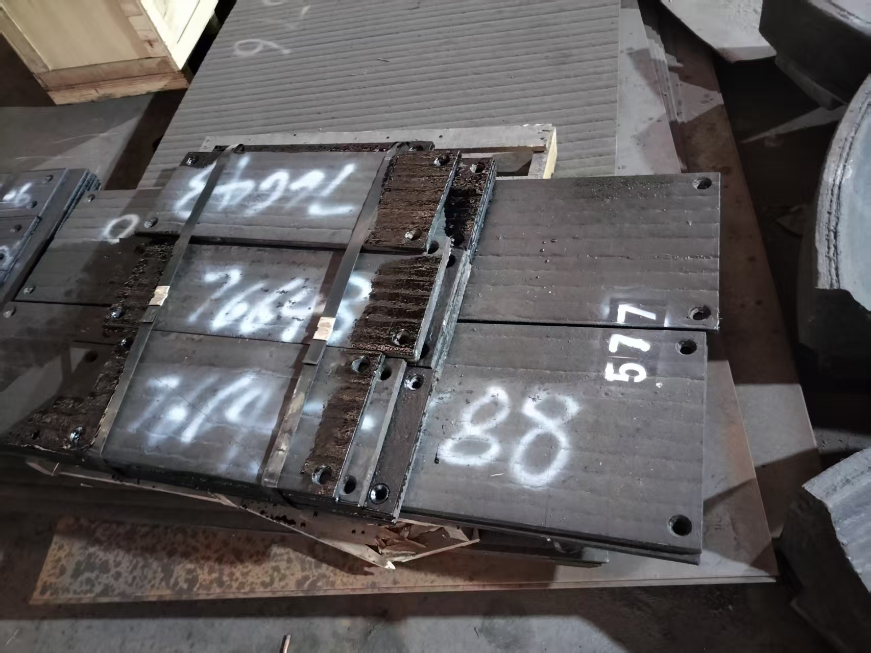 其基体材质,堆焊层硬度及厚度是关键,硬度越高,厚度越大,耐磨性越强