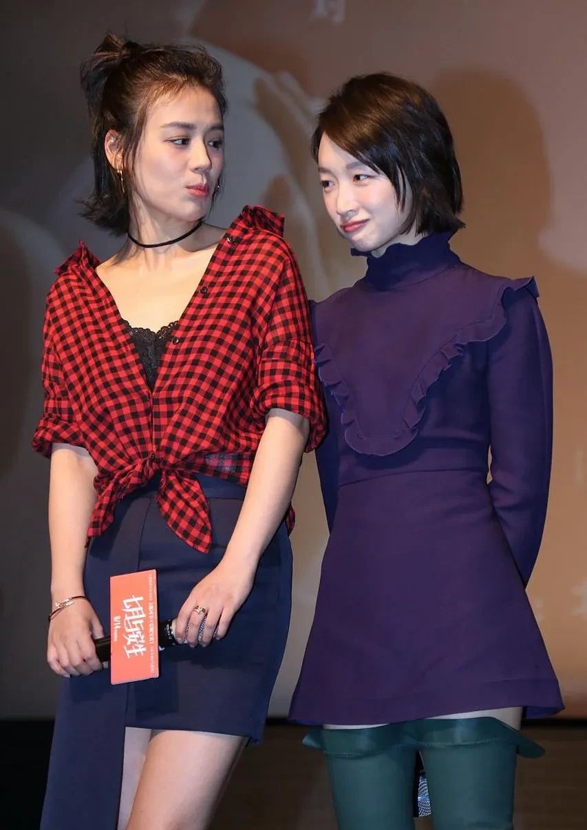 合照中国明星合影周冬雨生活照周冬雨对比图内地女明星合影马思纯合影