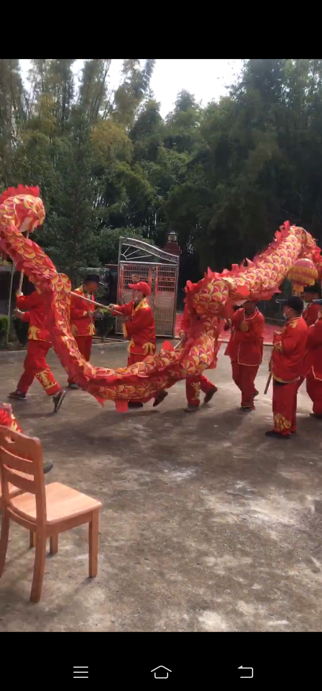 在我们湛江有这么一个风俗,凡是家里有人生男孩的,都会吊灯.