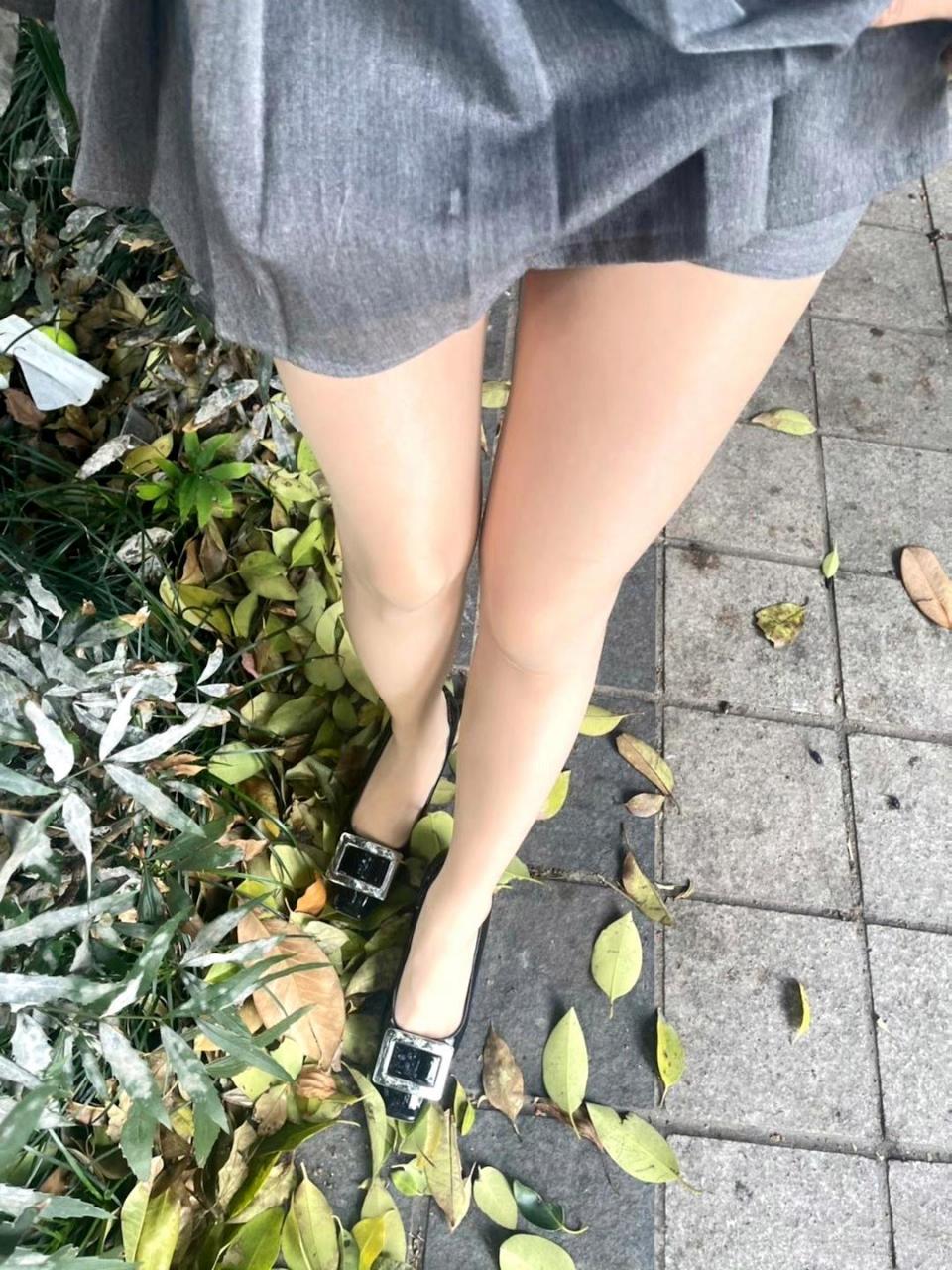 丝袜,高跟,超短裙,但是还是热