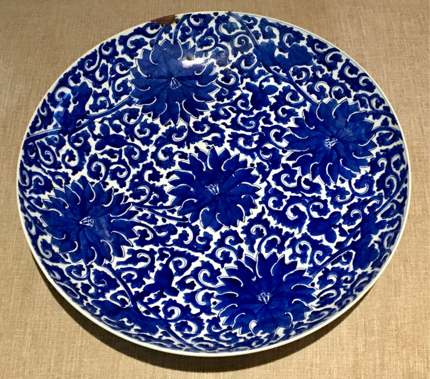 康熙早期官窑缠枝莲纹玉兔款大盘