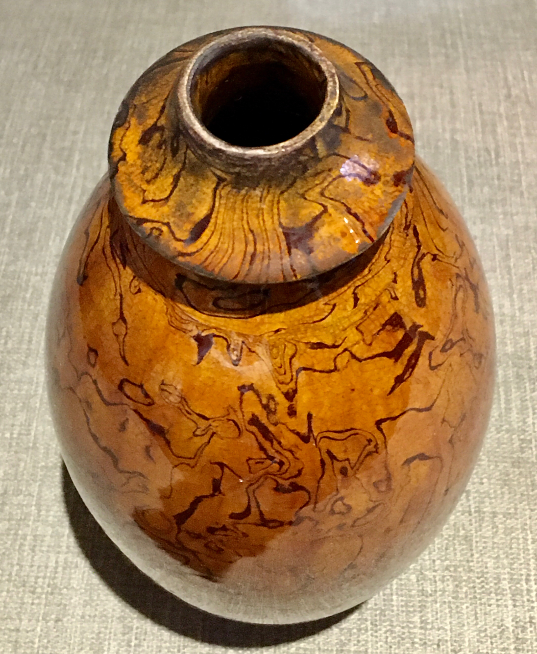 宋代巩县窑金黄釉绞胎瓷梅瓶,雍容华贵