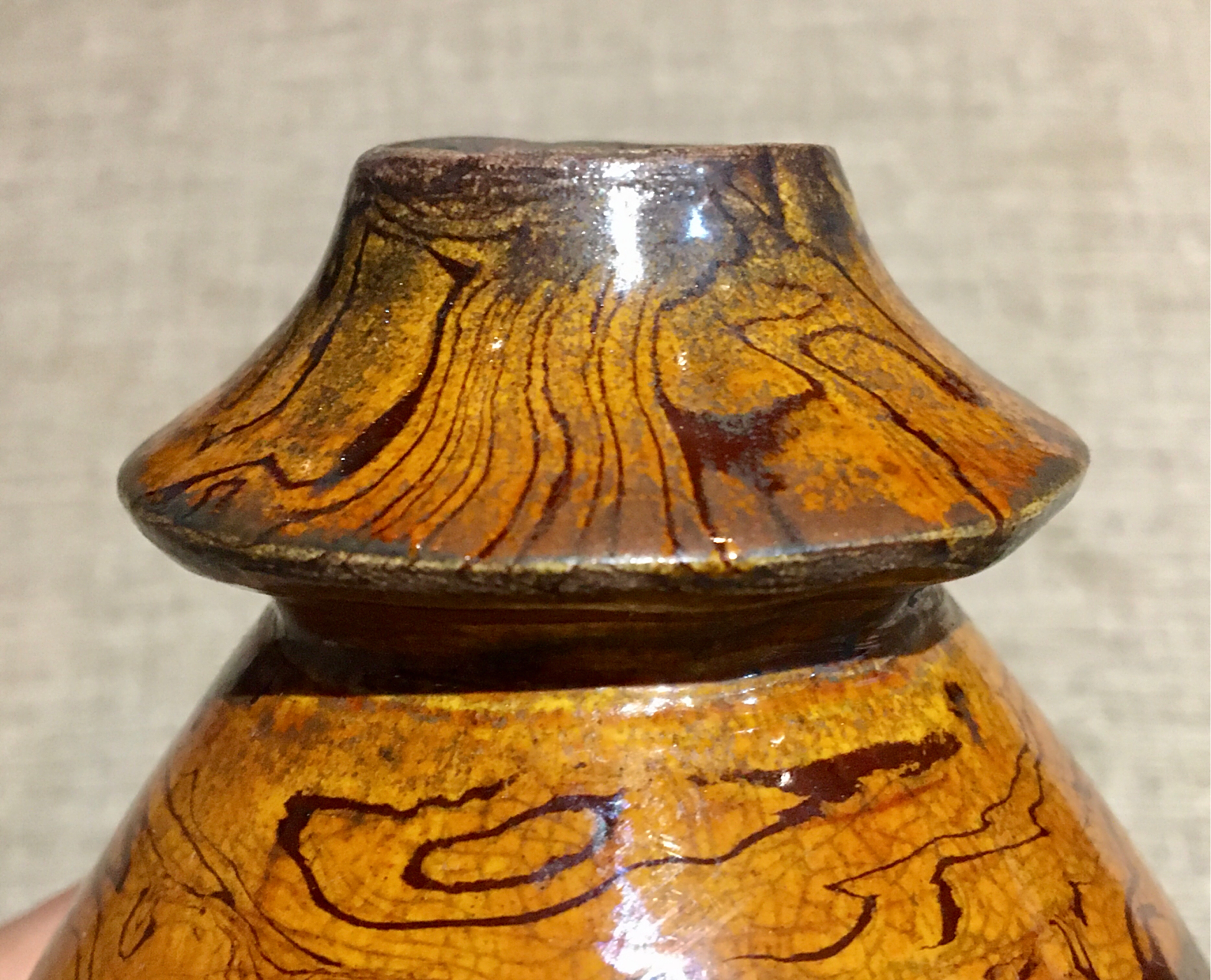 宋代巩县窑金黄釉绞胎瓷梅瓶,雍容华贵