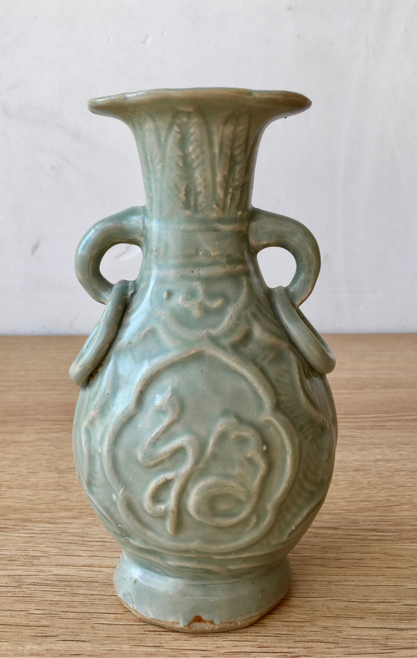 明代龙泉窑梅子青釉双耳福寿纹花口瓶