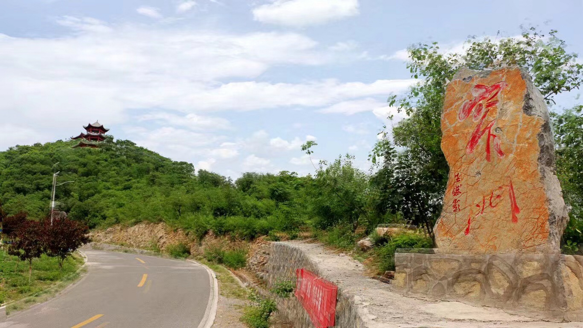 "窄门村——离焦作市区贸易大厦这边仅14公里左右,仅需半个小时左右