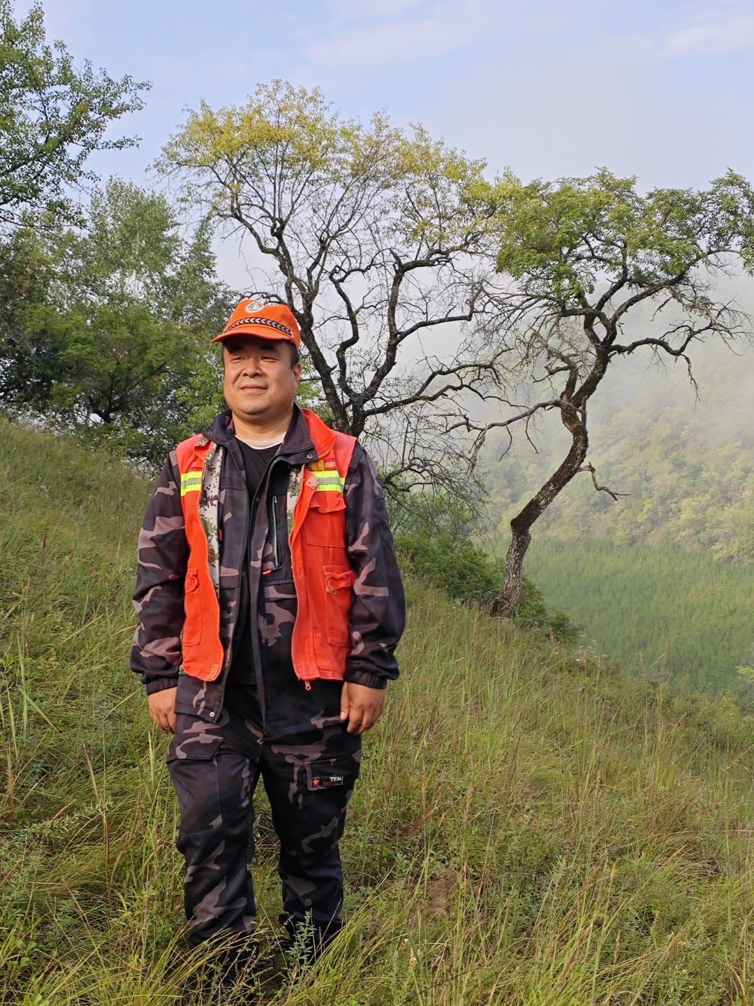 披雾惊露登山颠,山花野果捧眼前. 青峦群朝羞涩颜,鸟兽悠悠奏天籁