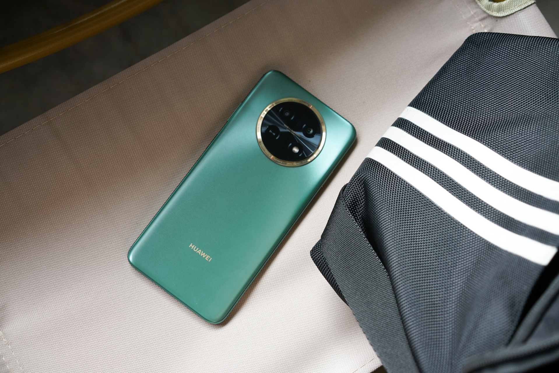 华为畅享60x正式发布,经典的中轴设计,有小mate50的质感,闪耀的星环