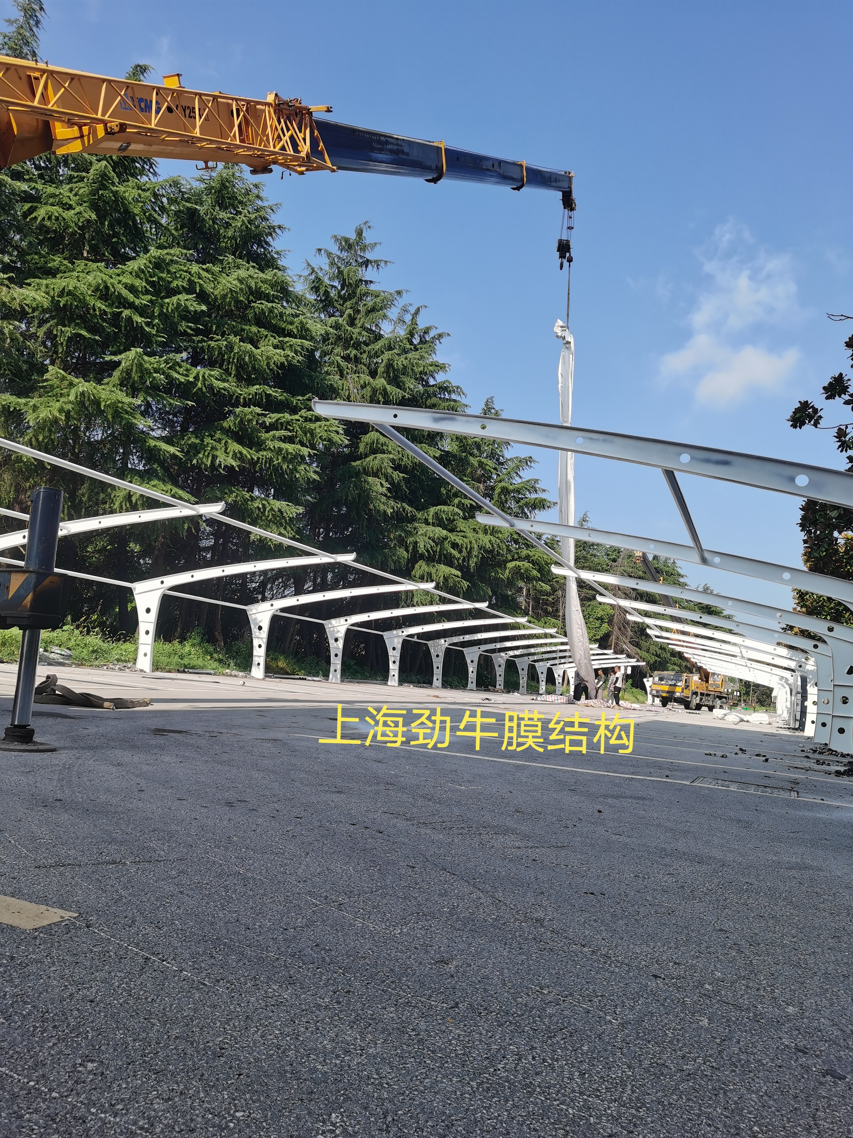 苏州吴江高级中学膜结构车棚完工,验收合格交付使用.