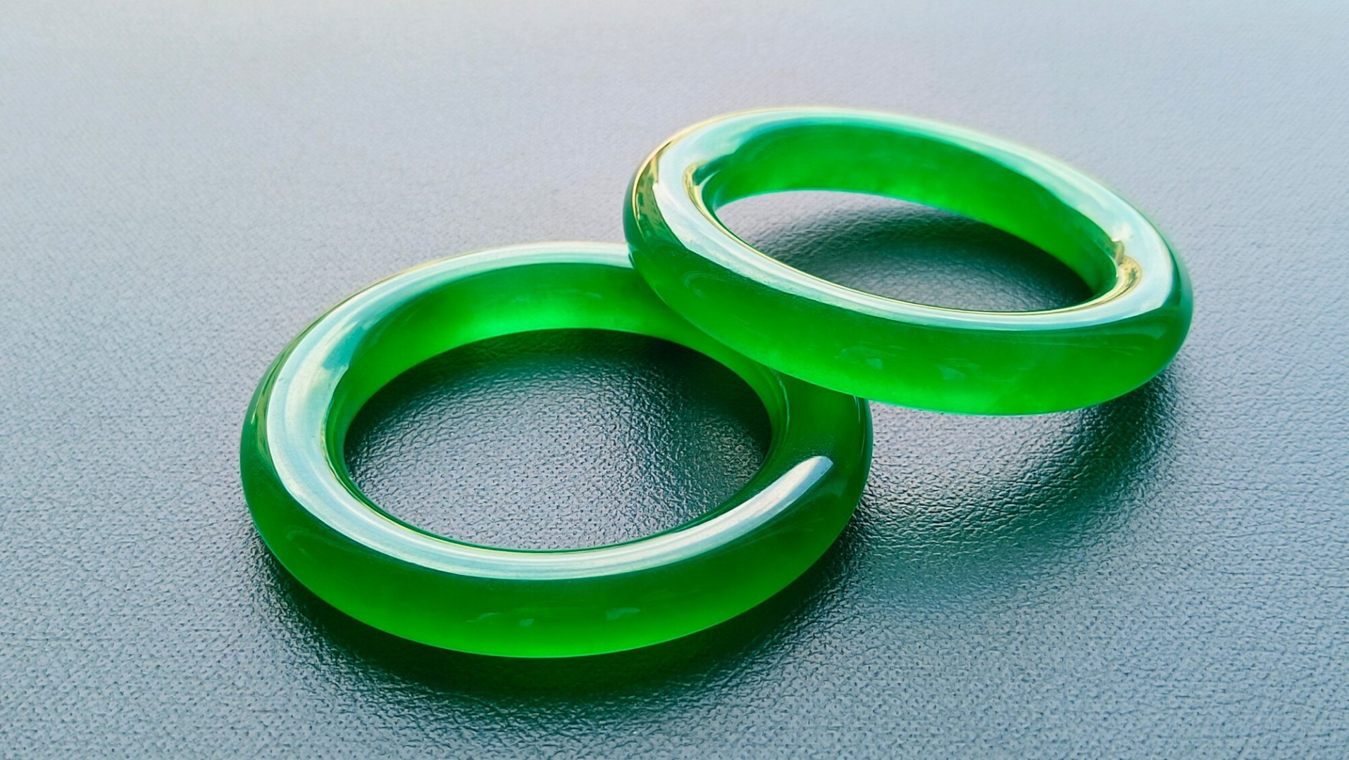 顶级龙石种帝王绿翡翠手镯一对#翡翠