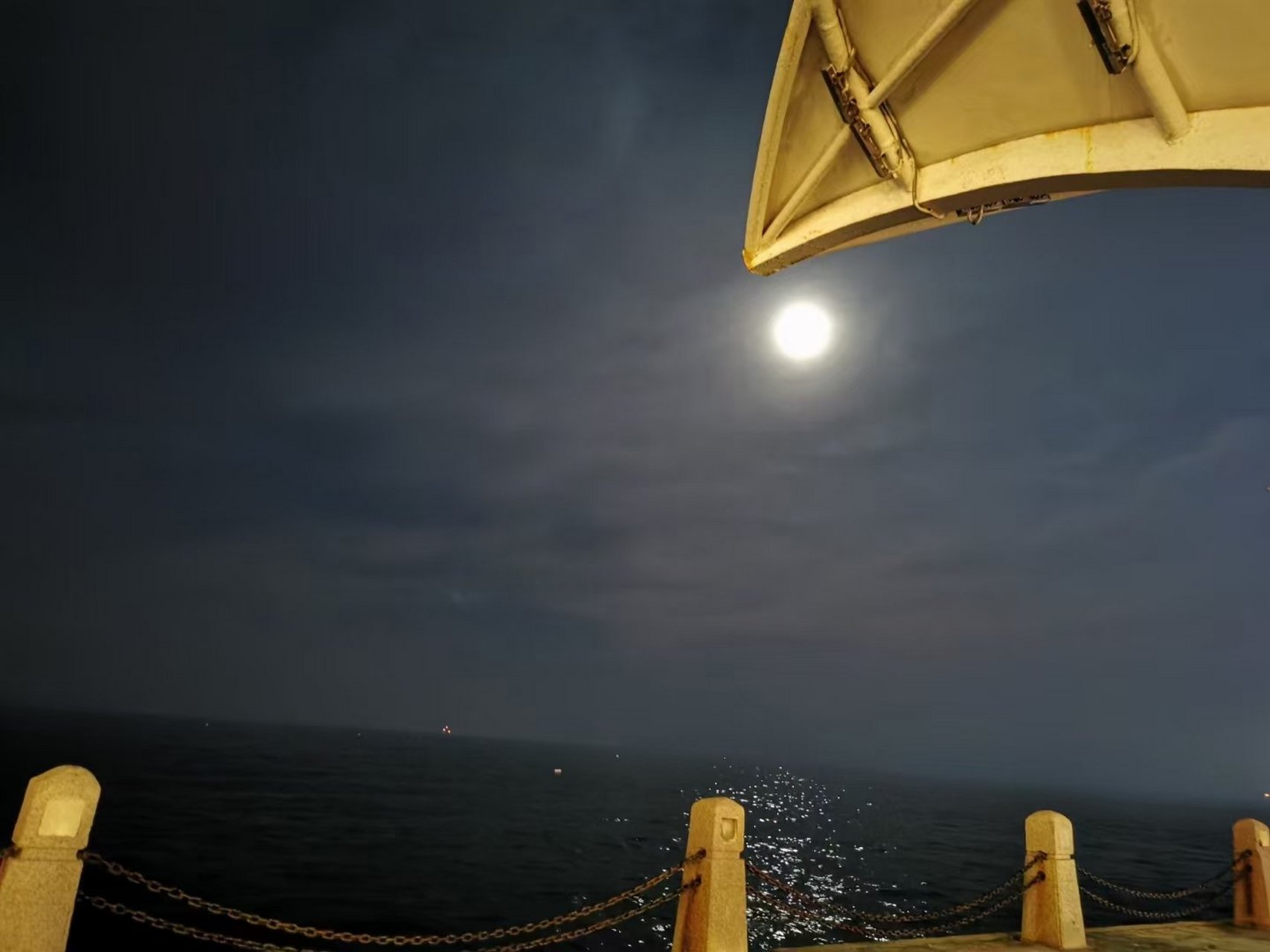 01  have a short fuse  fuse表示的是:保险丝  一根很短的保险 