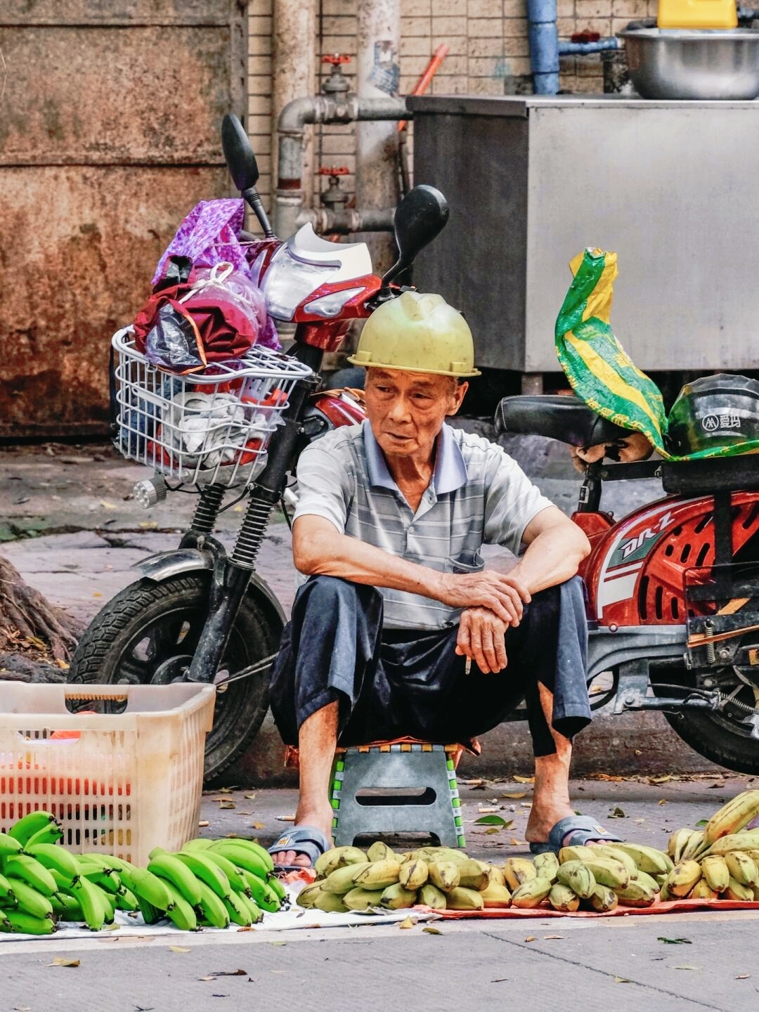 广州菜市场,人来人往.摊主们忙碌又热情,顾客精心挑选着食材.
