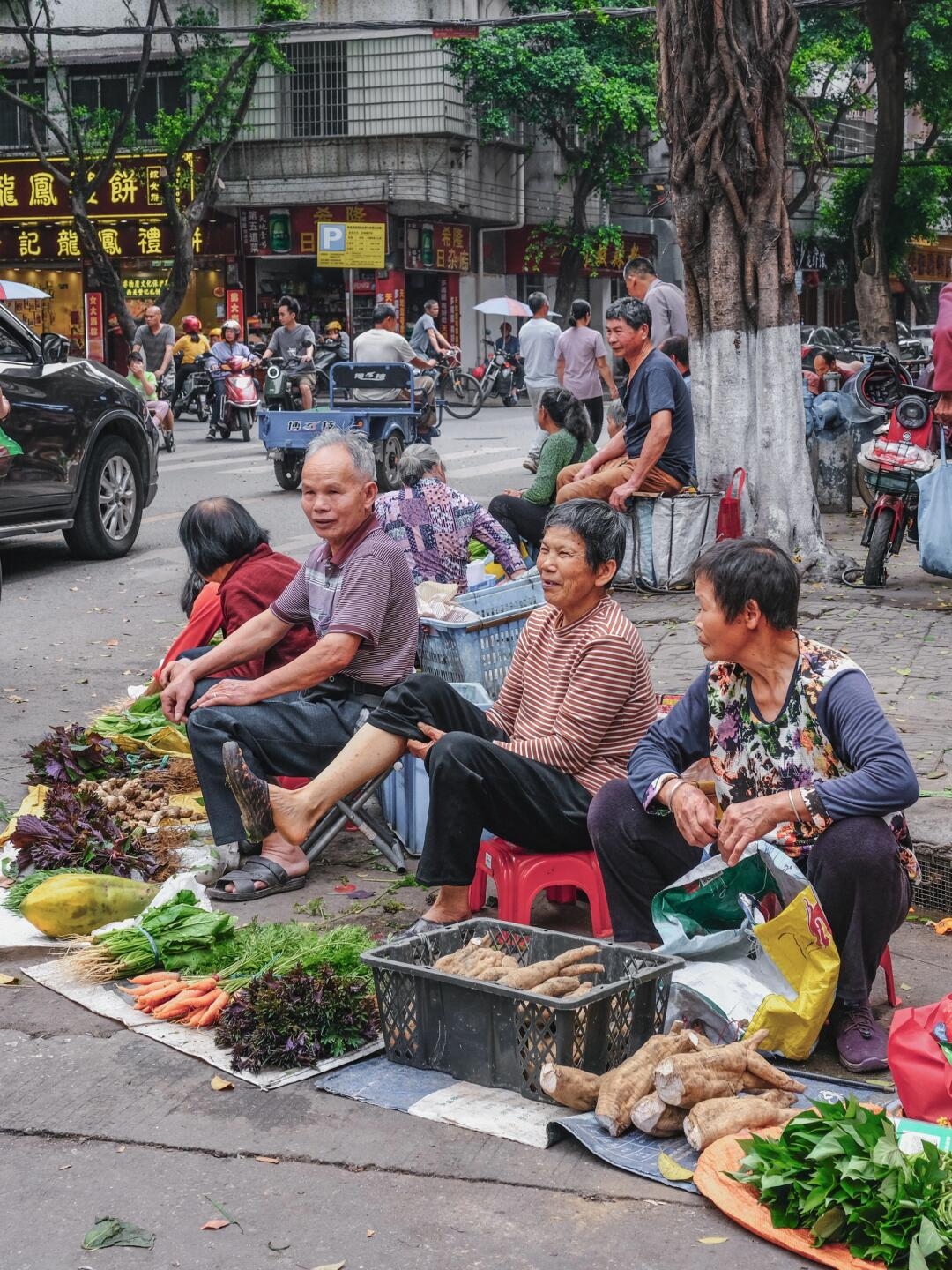 广州菜市场,人来人往.摊主们忙碌又热情,顾客精心挑选着食材.