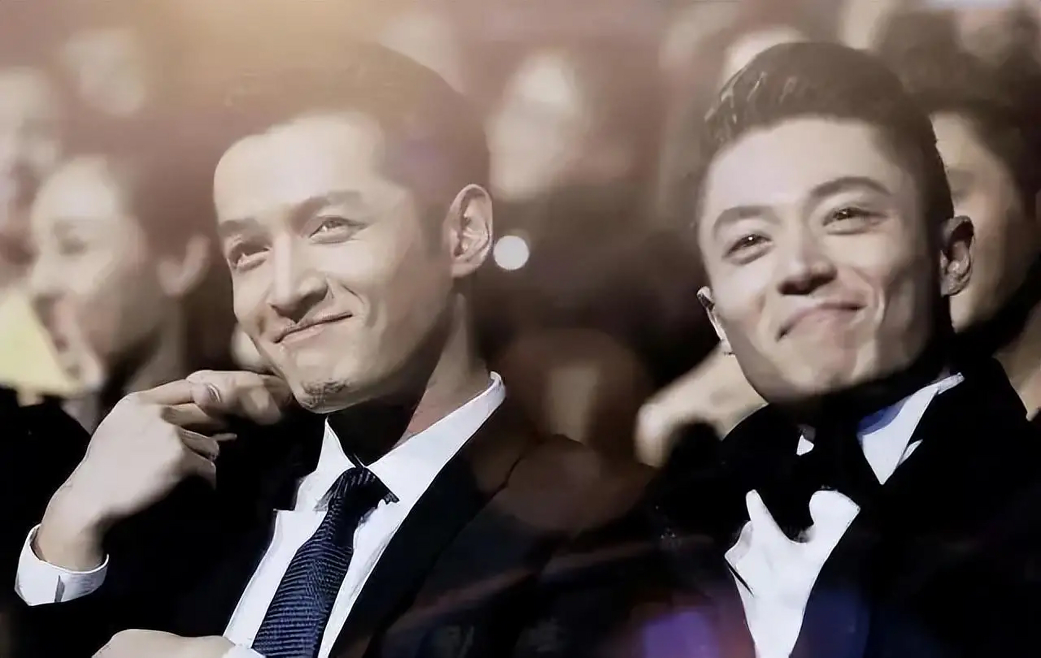 这是二张来自2000年代男明星的合影旧照,一看就知道是抓拍的,因为两人