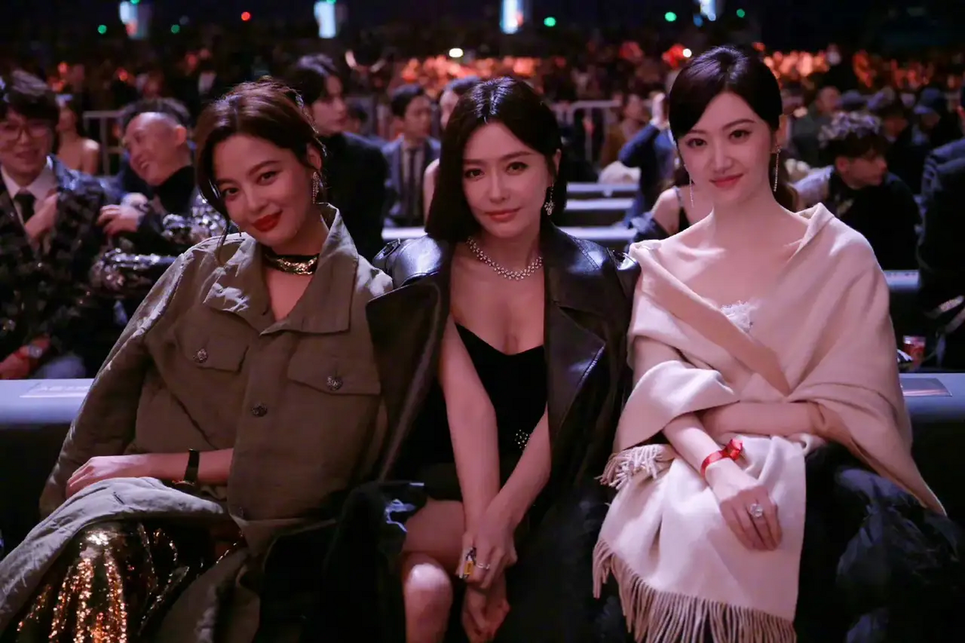 不需要浓妆艳抹,袒胸露背,女明星们找到适合自己气质的妆造,只静静