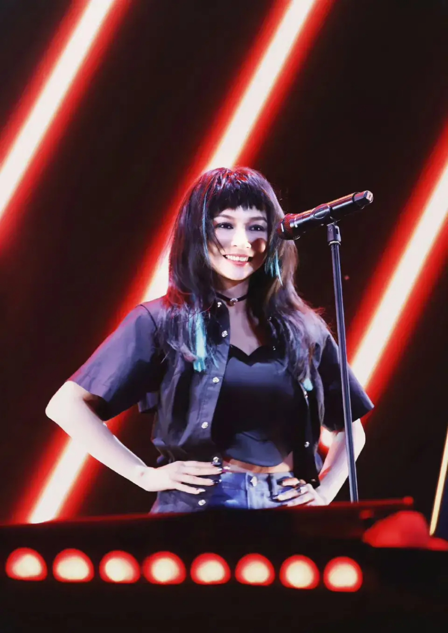 就在一个星期前,飞儿乐队前主唱faye来到我家乡参加音乐节,真到近距离