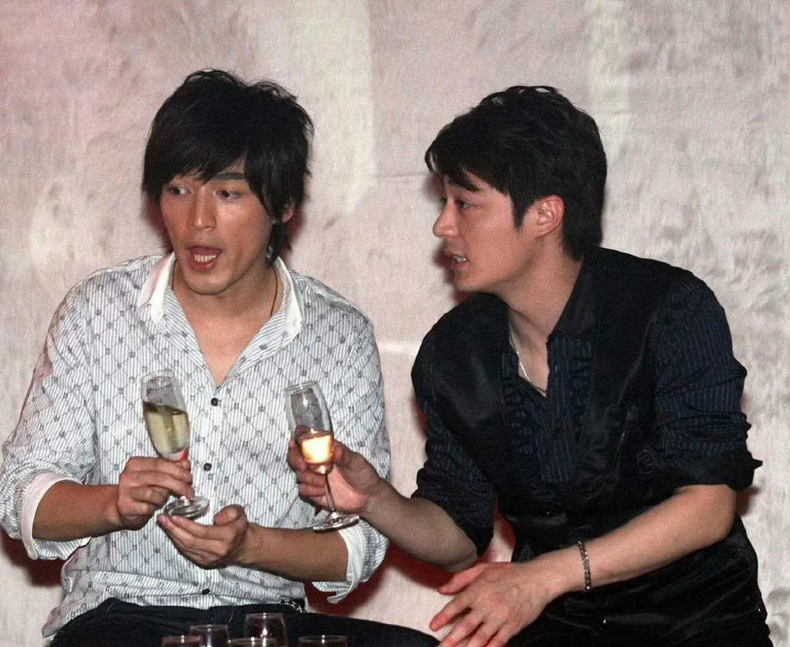 这是二张来自2000年代男明星的合影旧照,一看就知道是抓拍的,因为两人