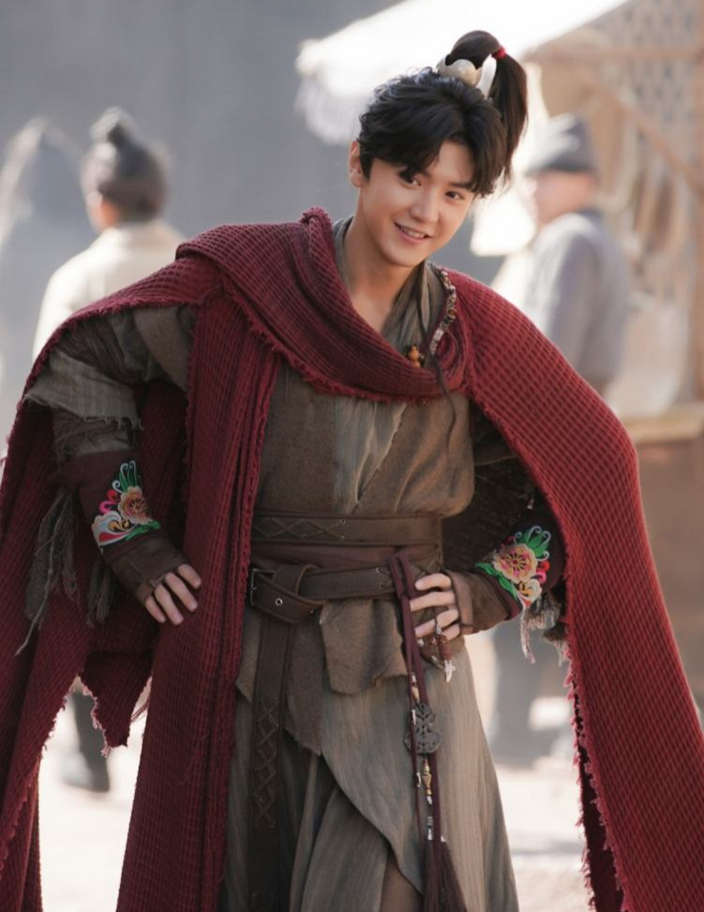 2020年,《绝代双骄》宣传扫楼,弯腰双手给工作人员一个个送去小礼物