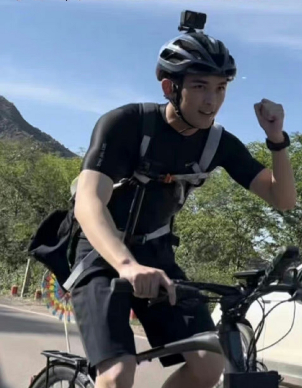 吴磊目前正在骑自行车环游新疆,途中被不少开车的人偶遇,快要被他和