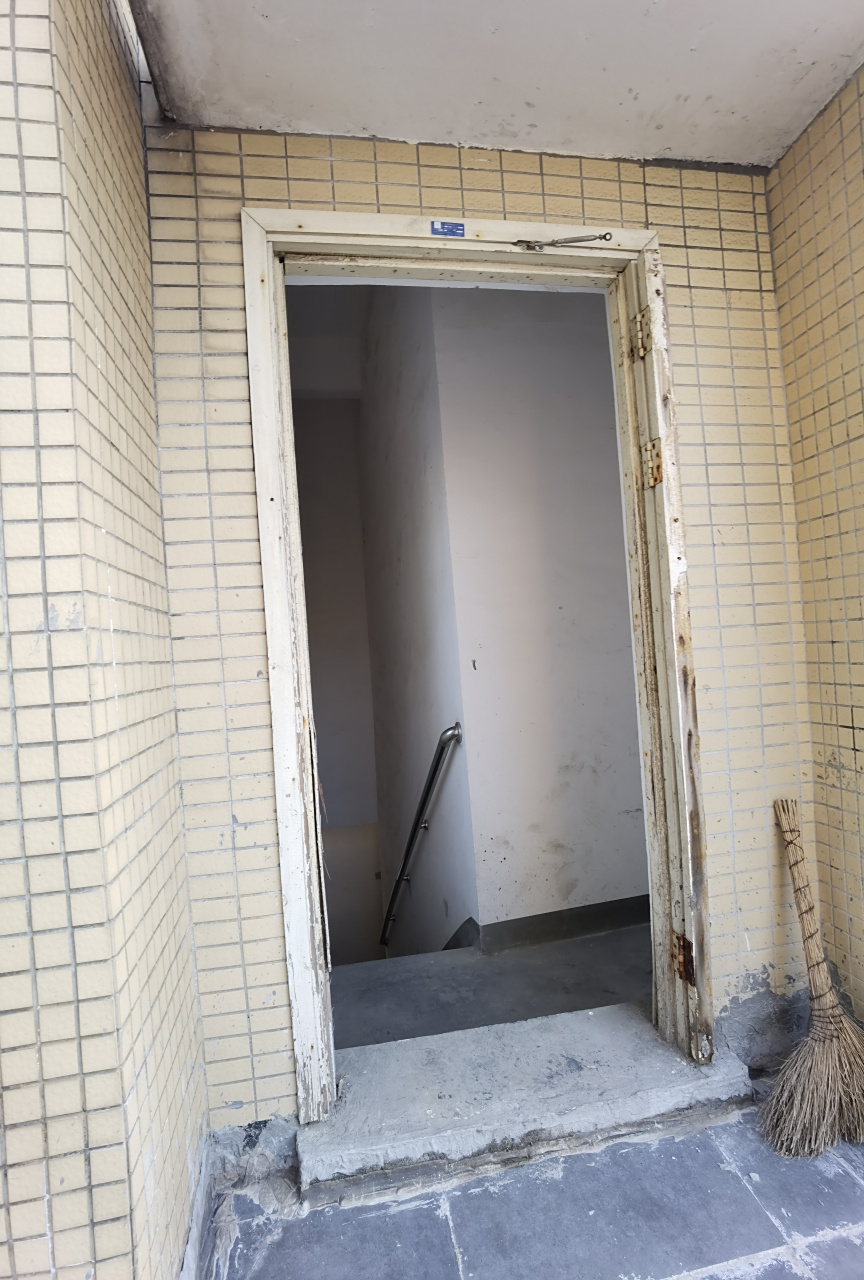 某住宅小区住宅楼防火门失去功能:照片一为楼梯出屋面防火门己缺失