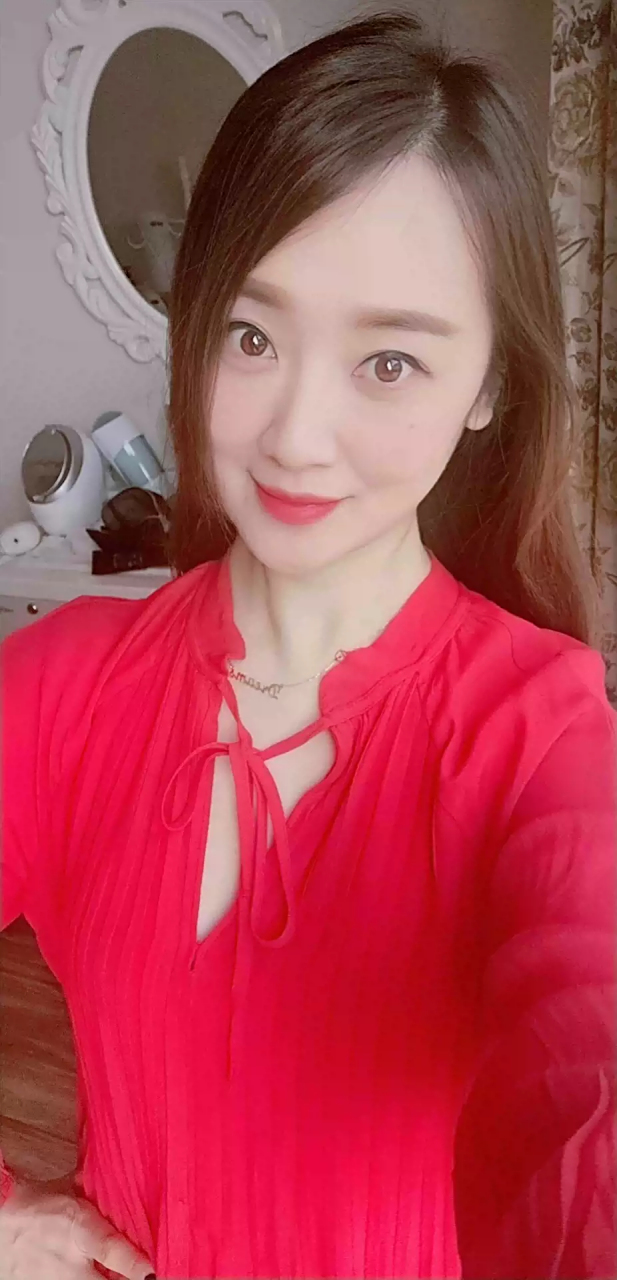 少妇自拍照,同样红色的衣服,不同的风格和韵味.