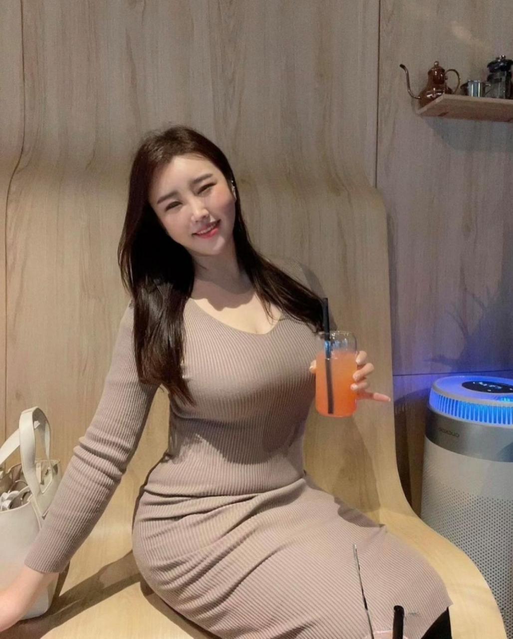 风韵犹存的少妇,笑起来真好看