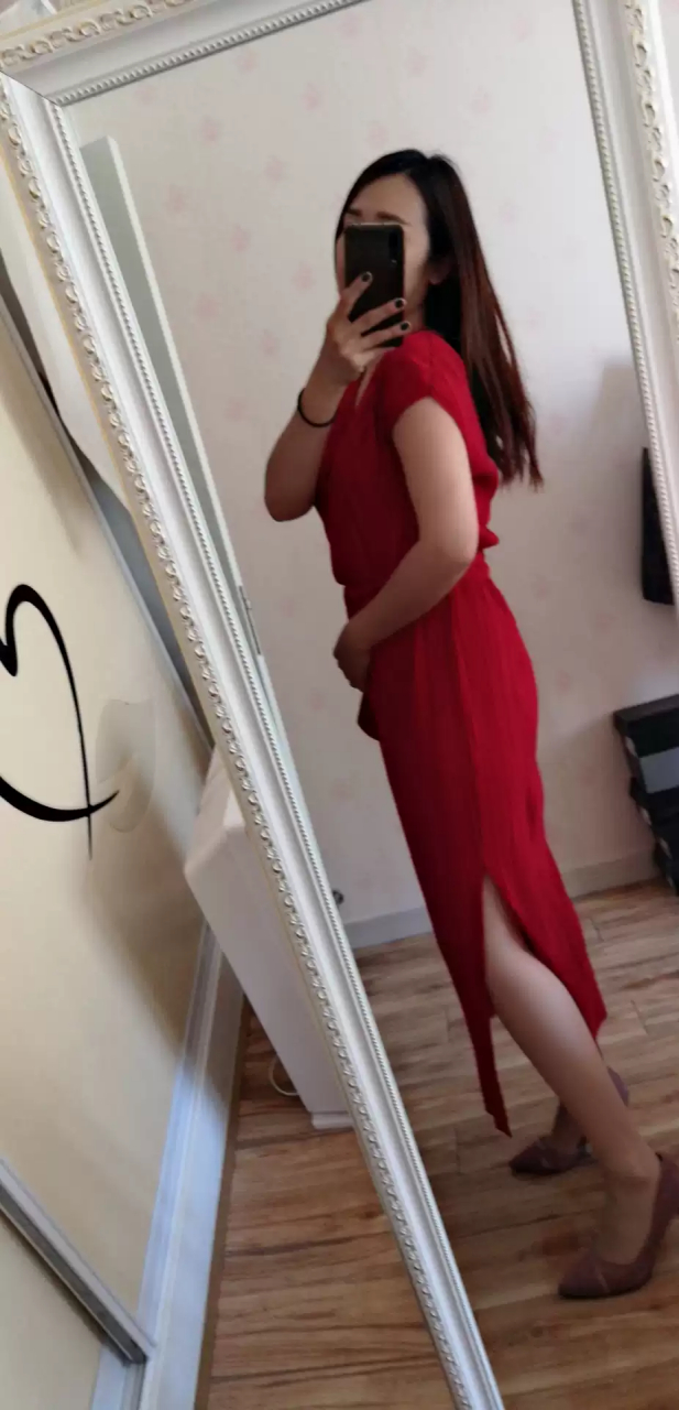 少妇自拍照,同样红色的衣服,不同的风格和韵味.
