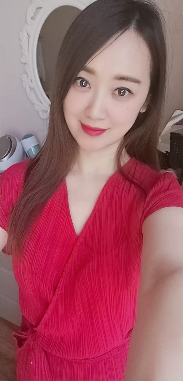 少妇自拍照,同样红色的衣服,不同的风格和韵味.