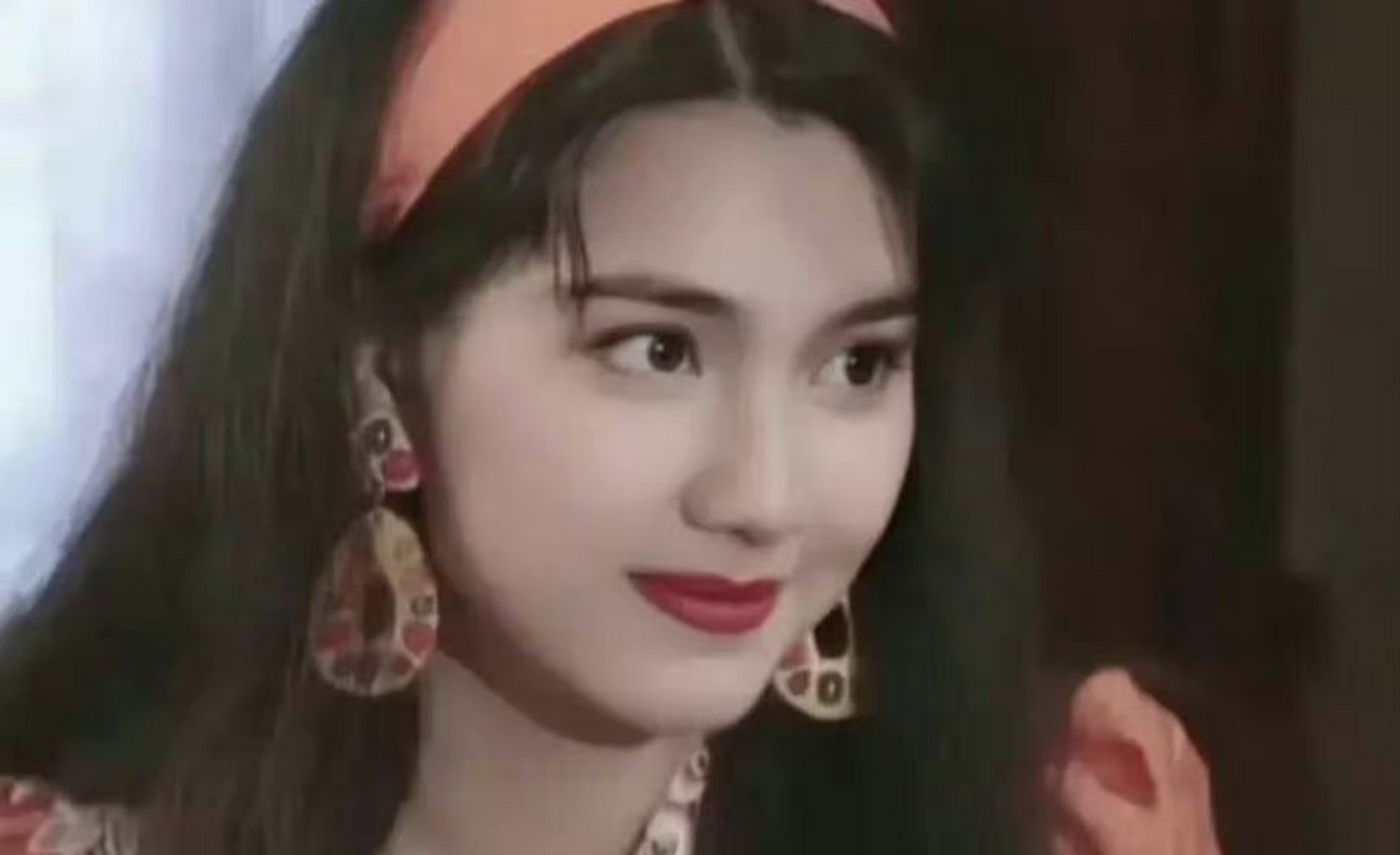 洪欣年轻的时候是真的美,感觉不比李嘉欣差,而张丹峰是眼睛没看清才会