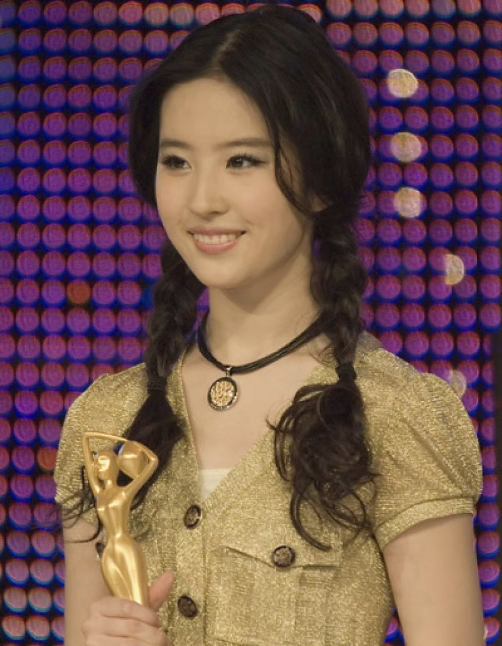 扎两个麻花辫的仙女姐姐真可爱