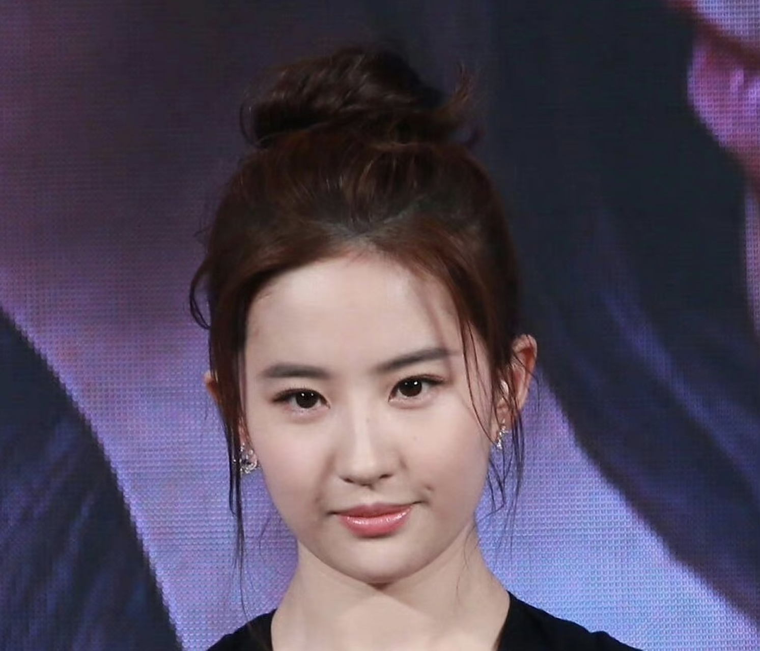 刘亦菲的近照生图,你能从她脸上现出缺点不?反正我是找不出来