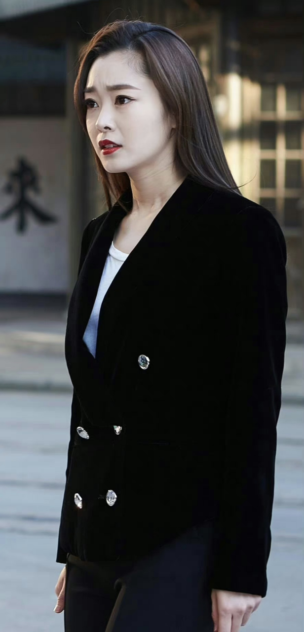 时间给宋轶留下了很深的颈纹,所以说每个人都逃不过时间的痕迹