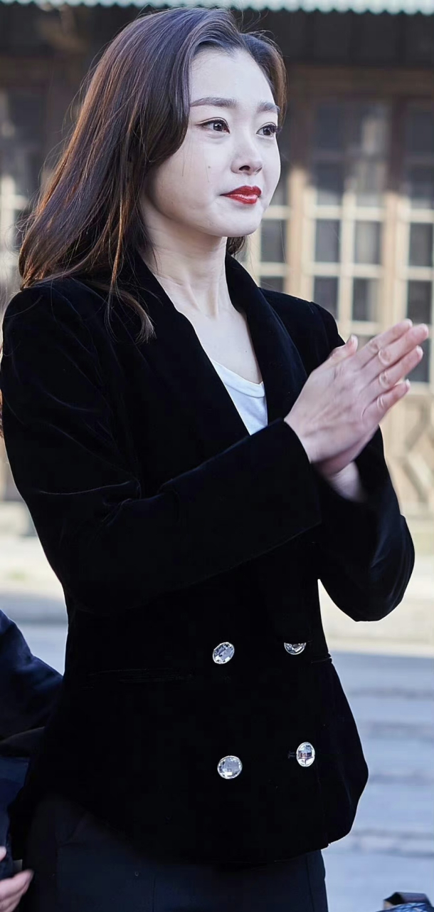 时间给宋轶留下了很深的颈纹,所以说每个人都逃不过时间的痕迹