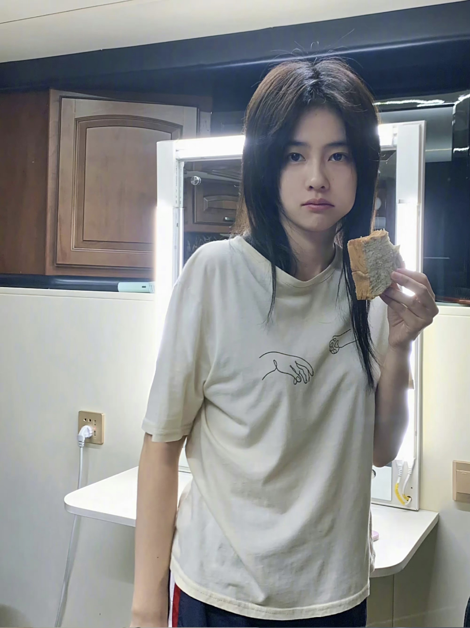 白鹿吃面包的素颜,你们觉得怎么样?