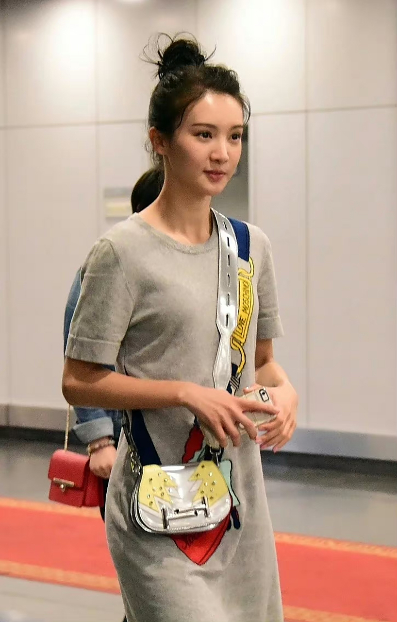 早期的金晨可爱又漂亮,看上去还肉肉的