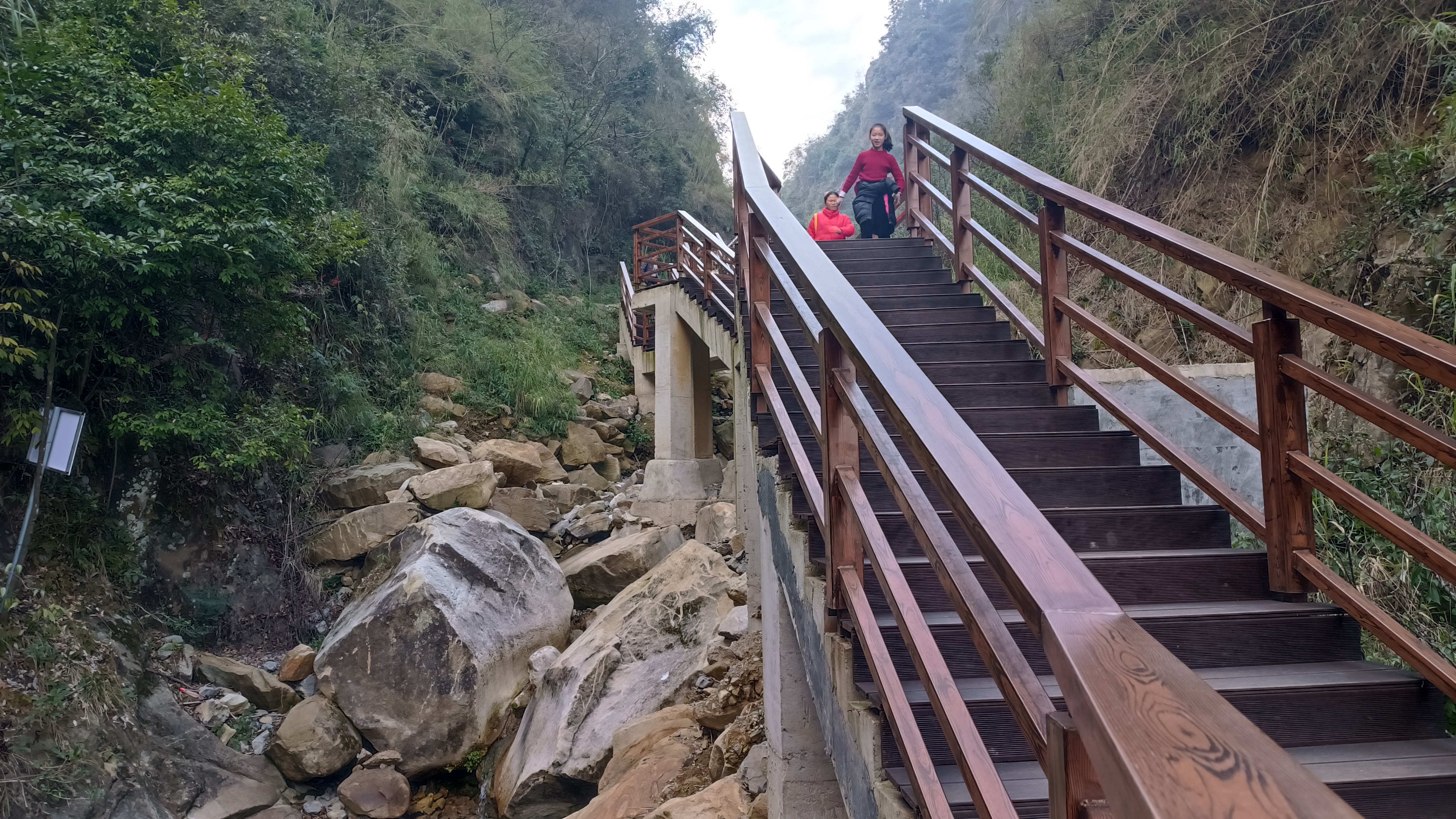 角度转换,香山南线阶梯明月山天香栈道垫江天香栈道木栈道陡峭图片