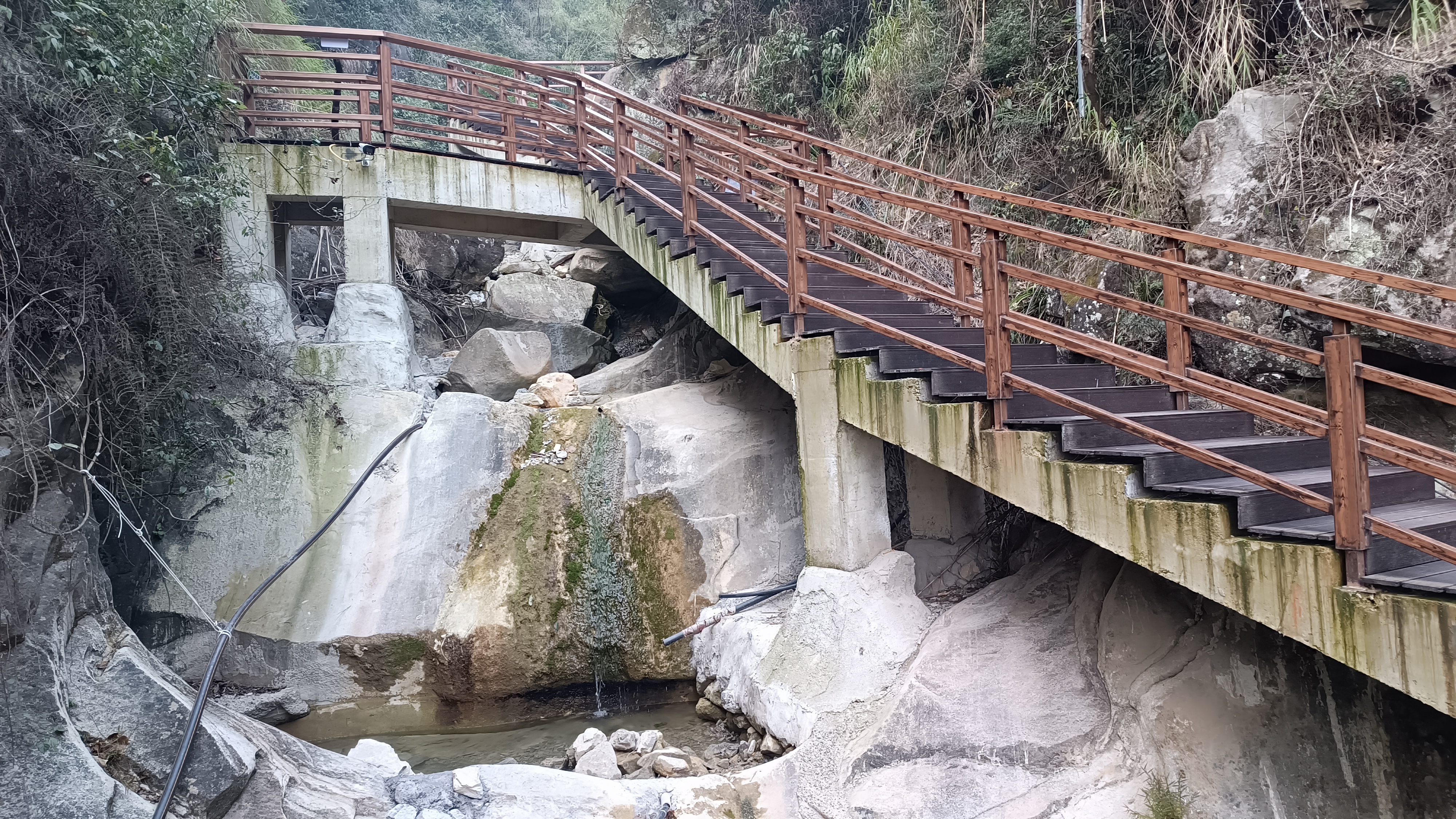 绝壁和悬崖,在脚下和身旁掠过 角度转换,木栈道陡峭图片大全垫江县