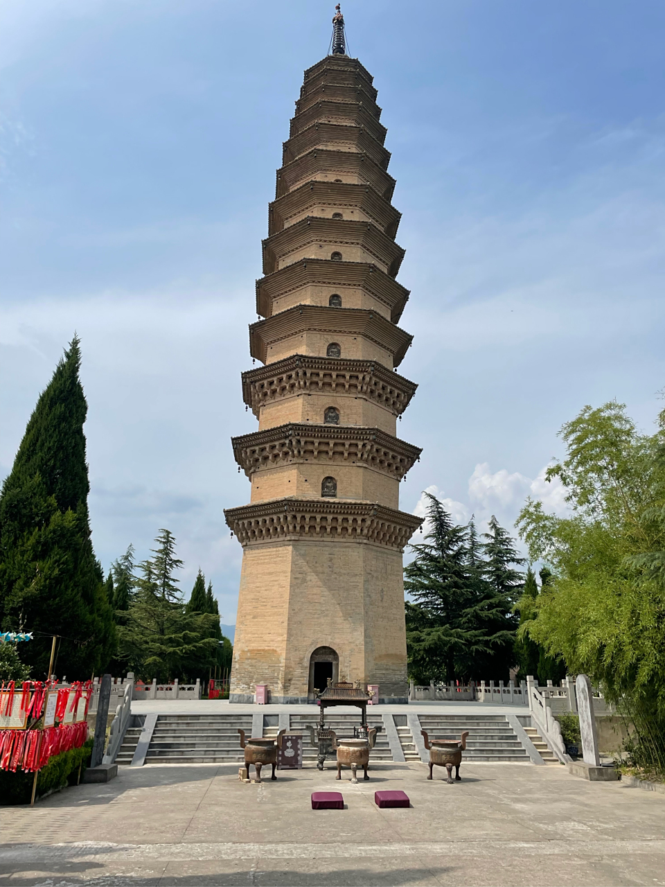 仰望宋代巷口寿圣寺砖塔