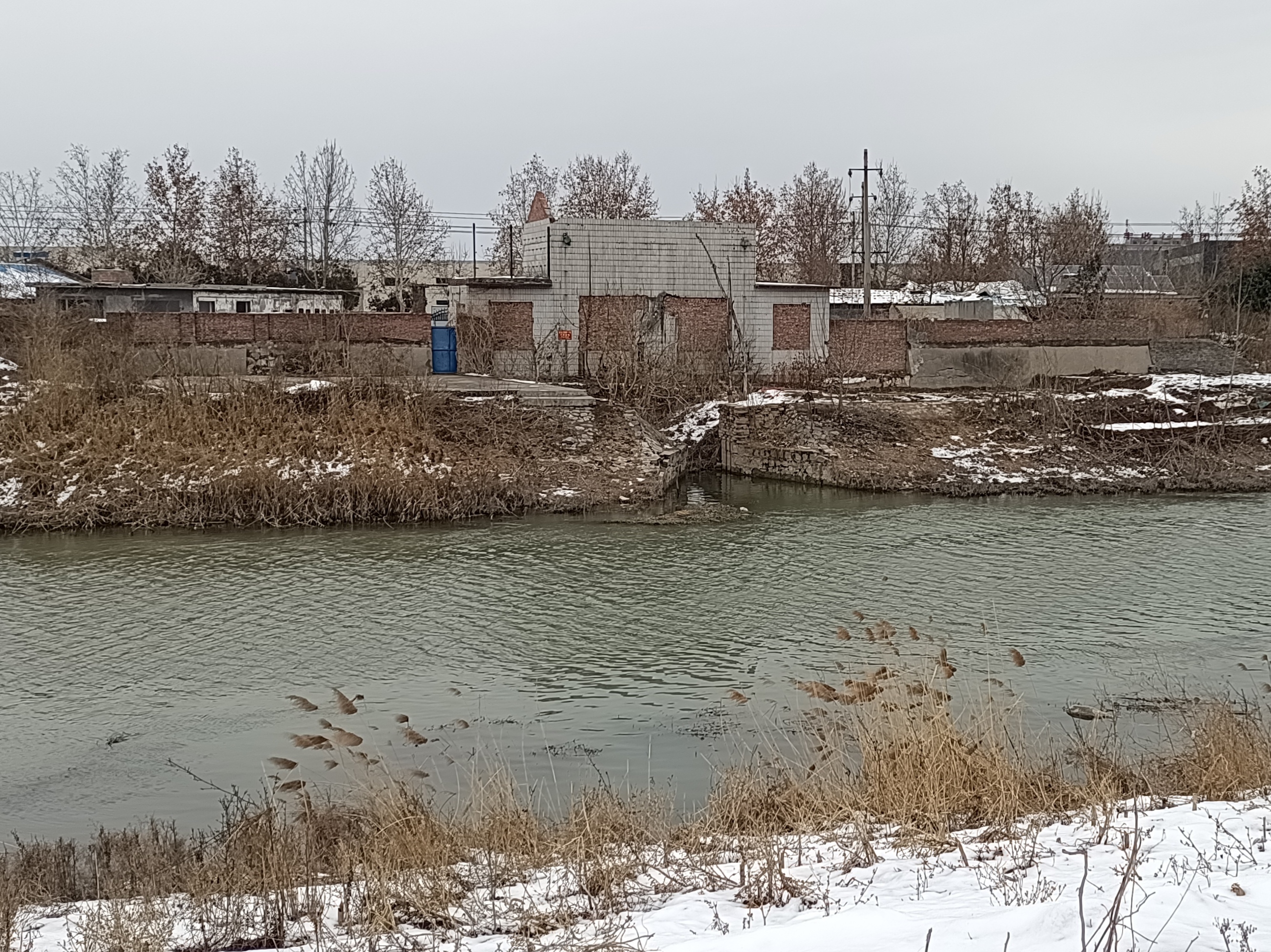 徒步卫河市区段(30公里内),大堤上唯一的一个建筑物.