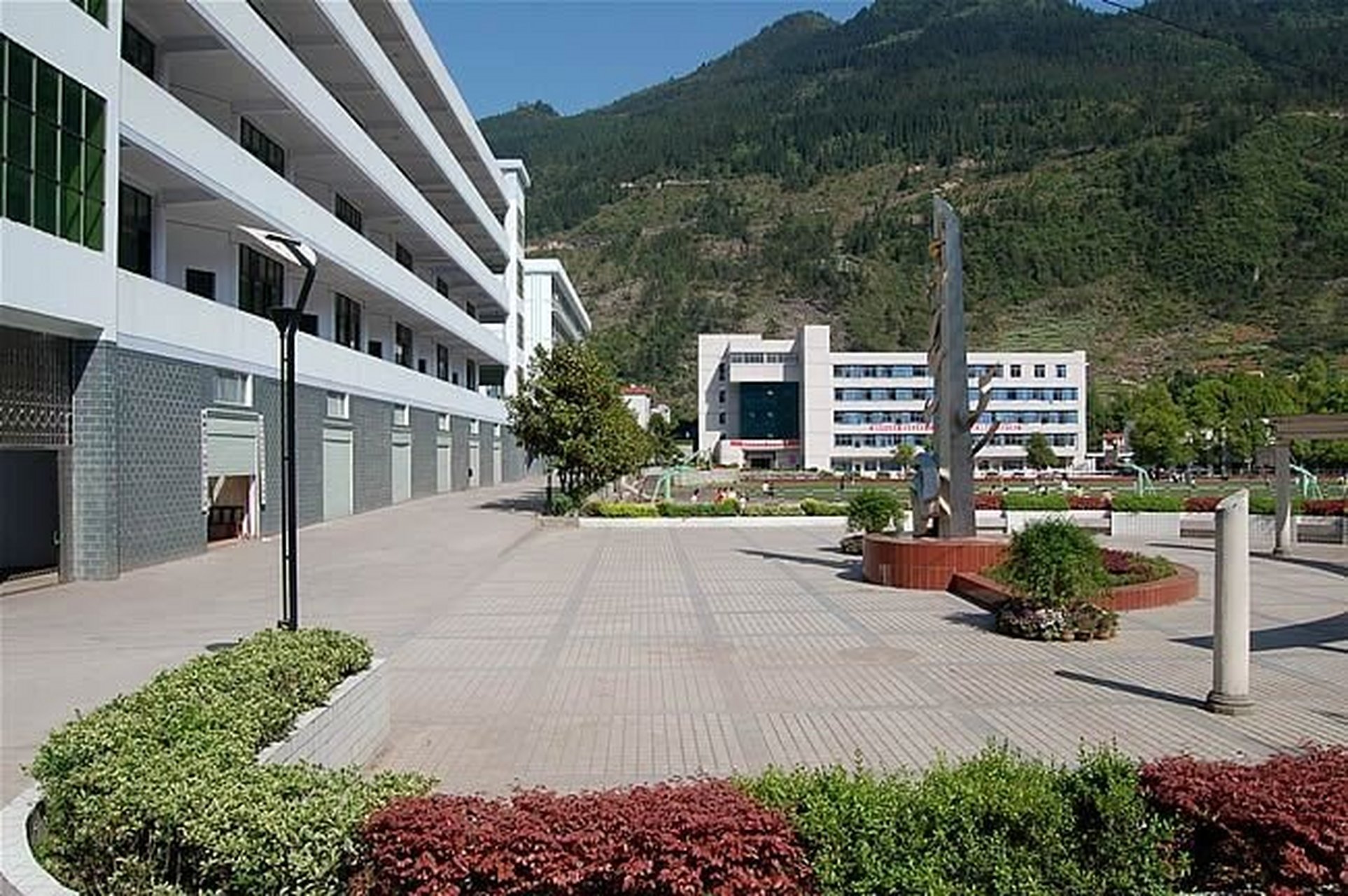 2020年高考鹤峰一中高三(9)班46人(含特征分)越过一本线,班级平均分