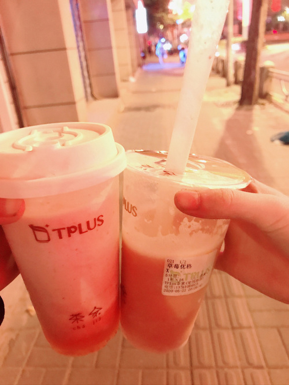 和闺蜜一起喝奶茶