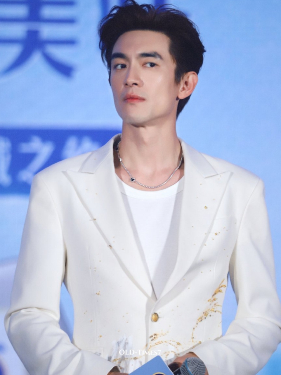 林更新今日武汉见面会造型,大背头搭配中式水墨画西装,俊美儒雅,真的