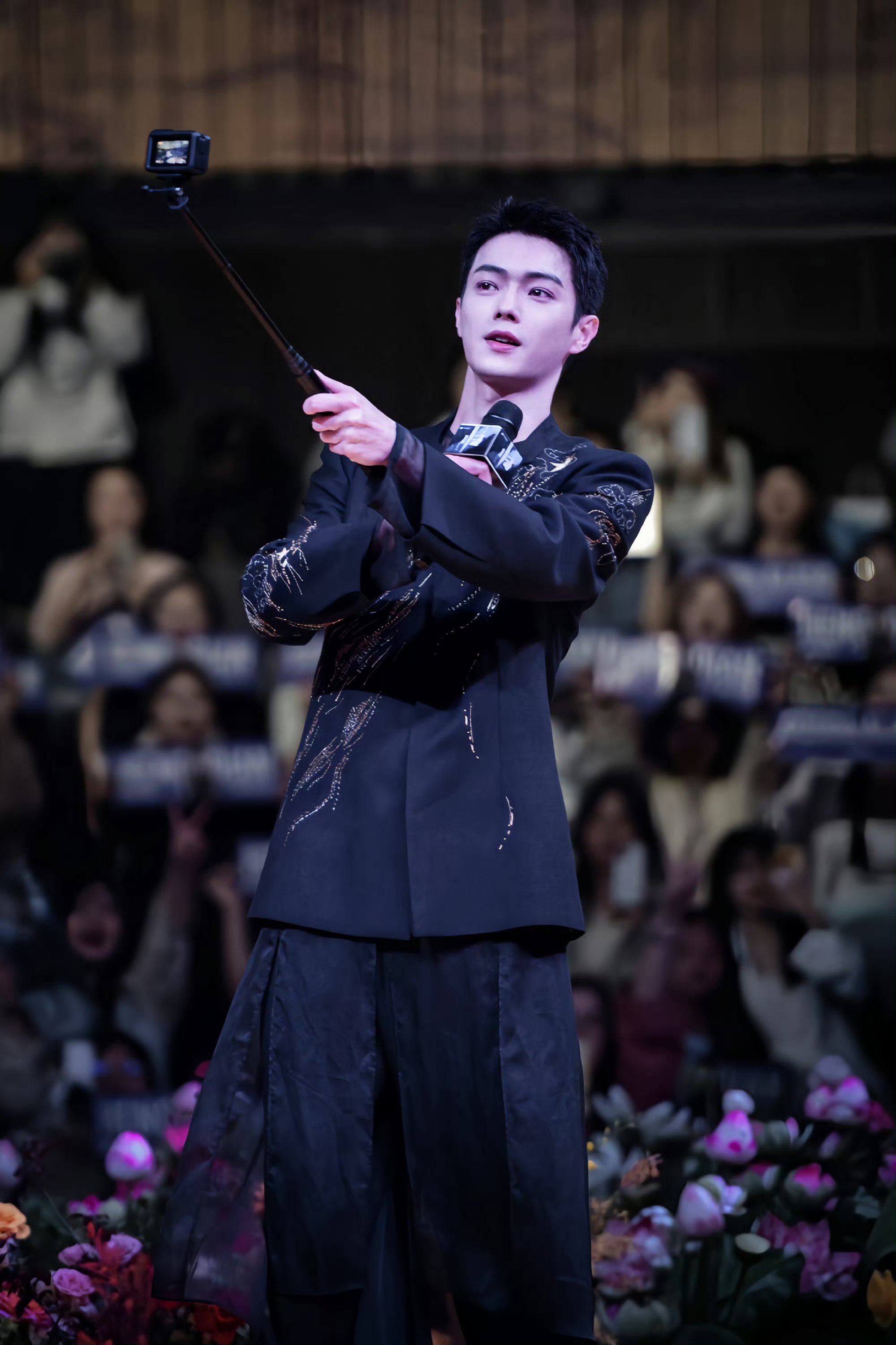 许凯今日横店见面会,燕尾服造型,太帅啦!