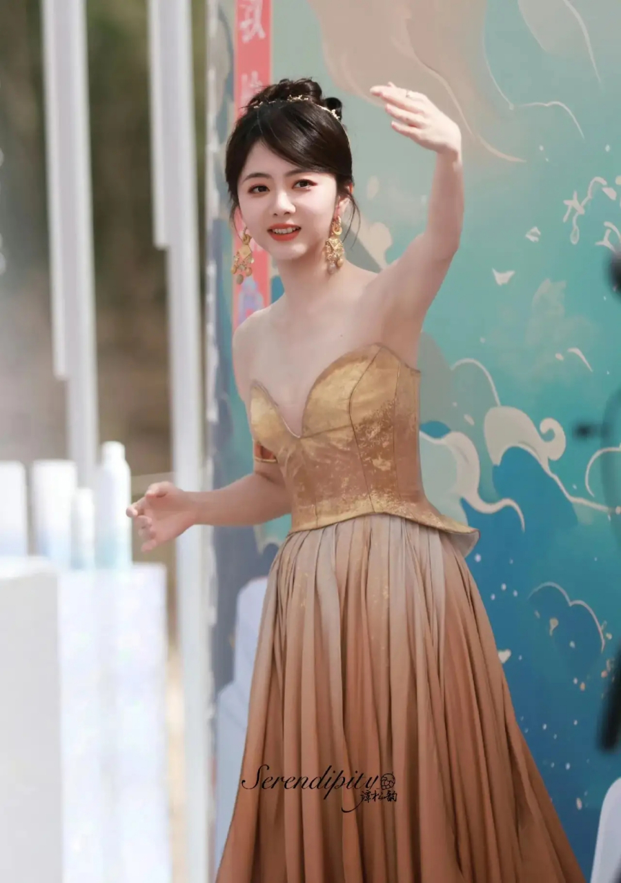 谭松韵今日敦煌活动,一袭金色礼服,美得像公主,好漂亮的松韵,直接白到