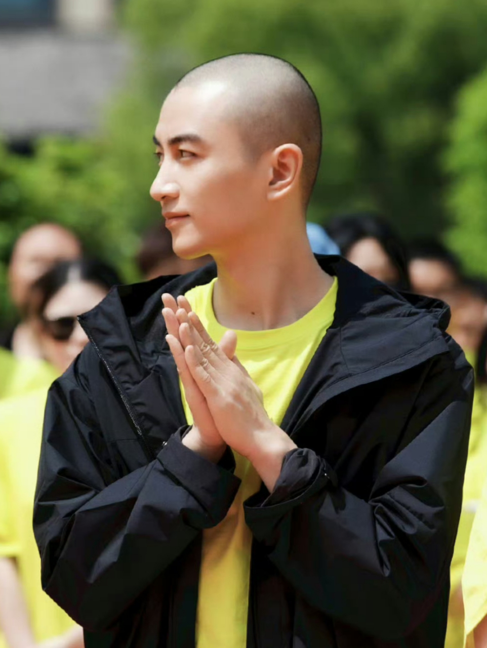 好久没见内娱男演员剃光头拍戏了 ,能扛得起光头造型的才是真帅哥啊!