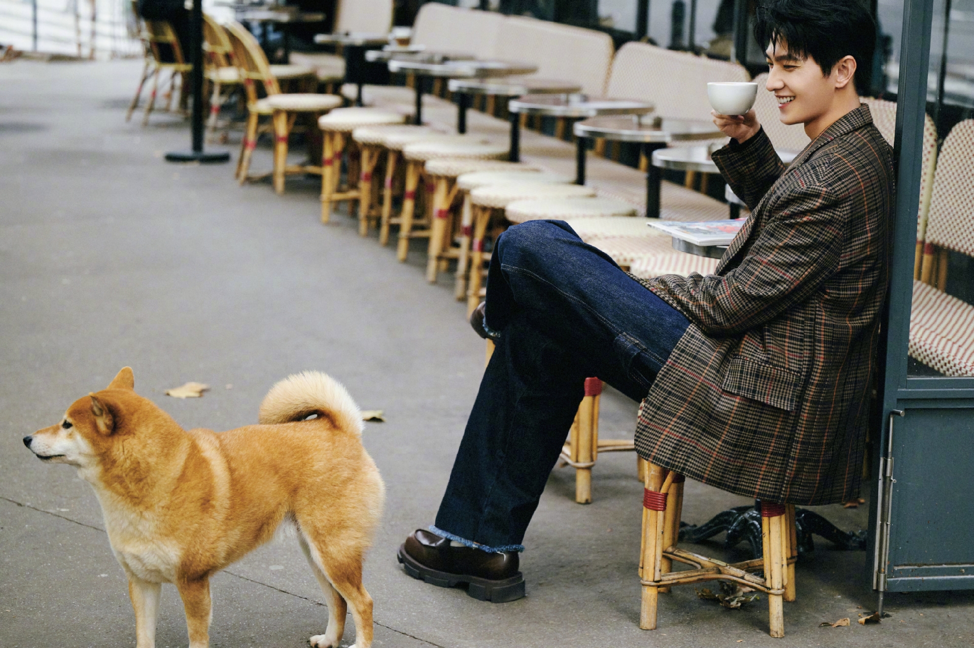 杨洋时尚街拍,今天的穿搭太有校园学长的感觉了,低调复古的格子西装