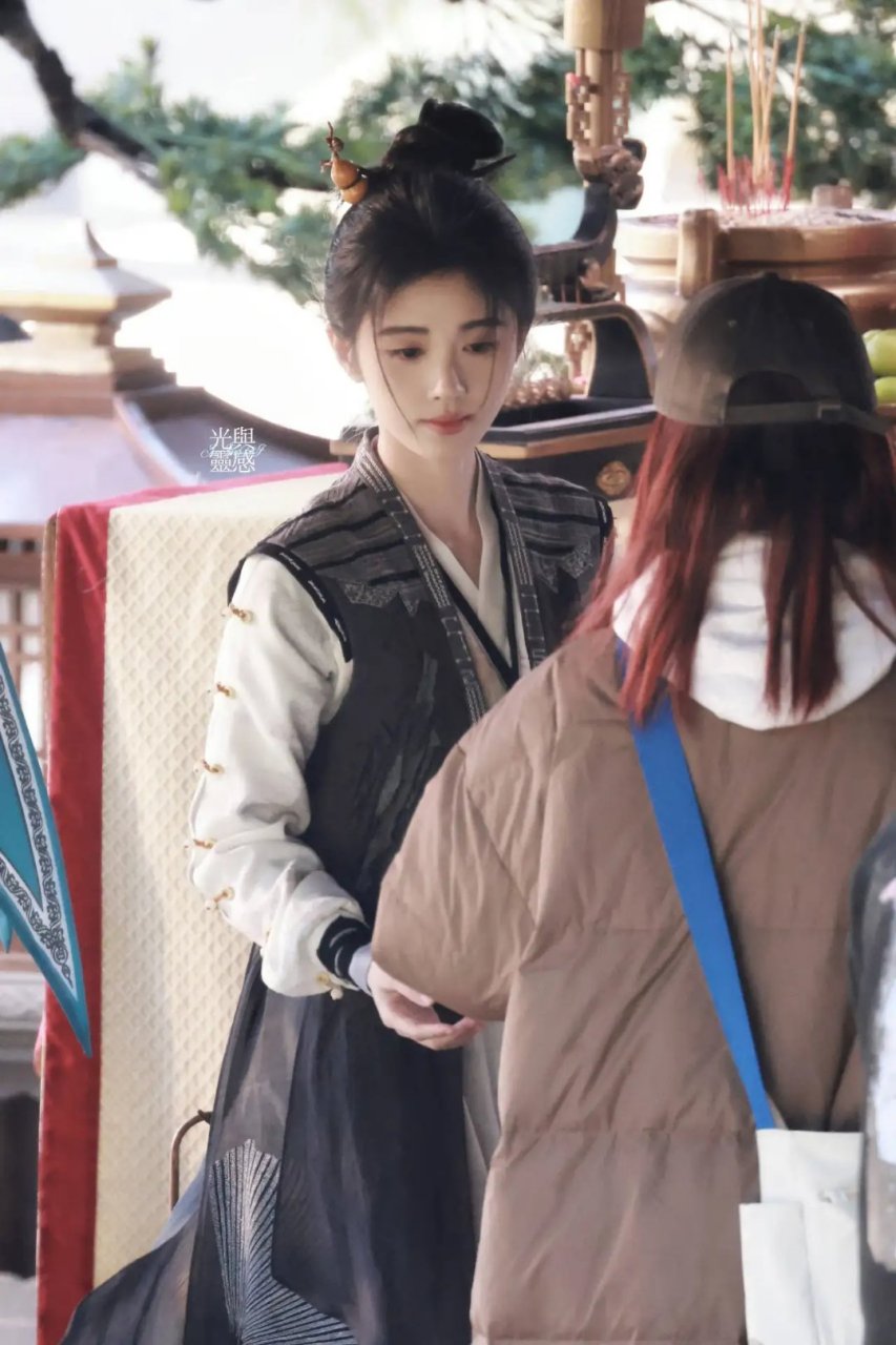 鞠婧祎新剧《千香引》女扮男装造型,头上的小葫芦好可爱,这个妆造真